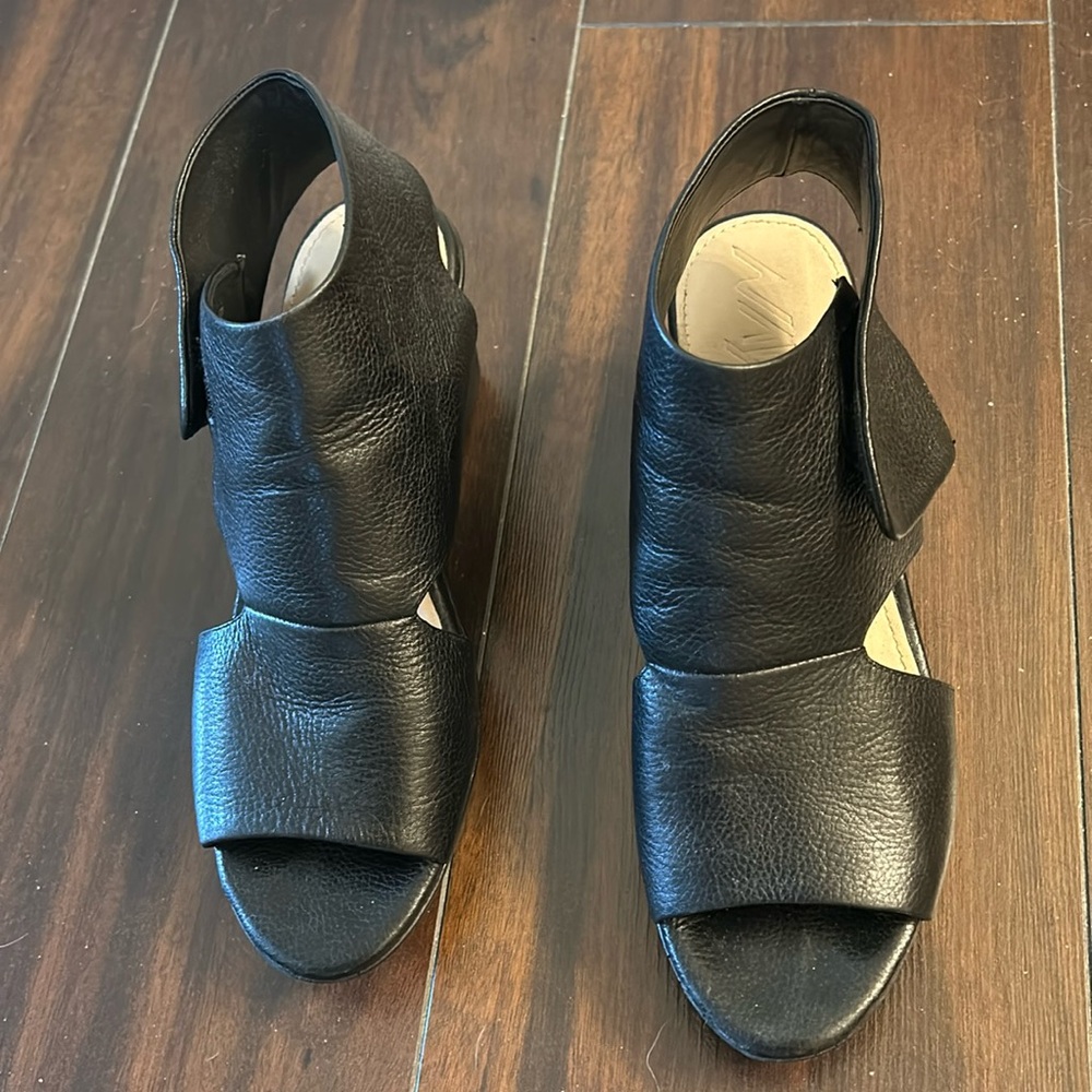 Black leather sandal